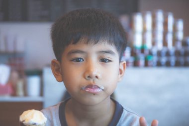 Asyalı çocuk dondurma yemek.