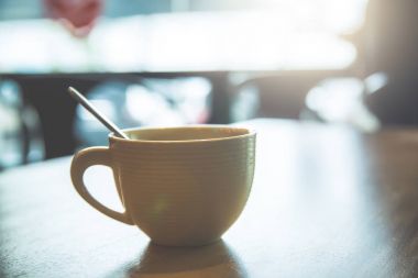 Kafede masada kahve fincanı.