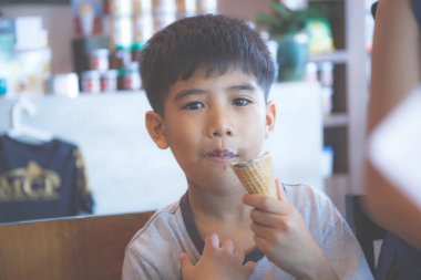 Asyalı çocuk dondurma yemek.