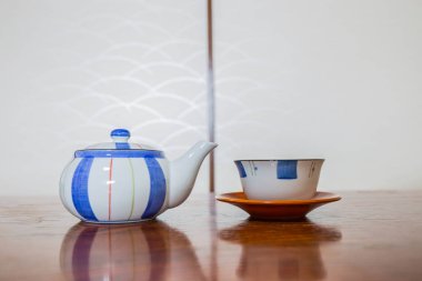 Çaydanlık ve bardak tarzı ahşap masa üzerinde Japonya.