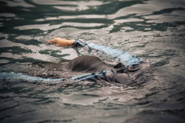 Boğulan insanlar yardım havuzu için el kaldırsın.