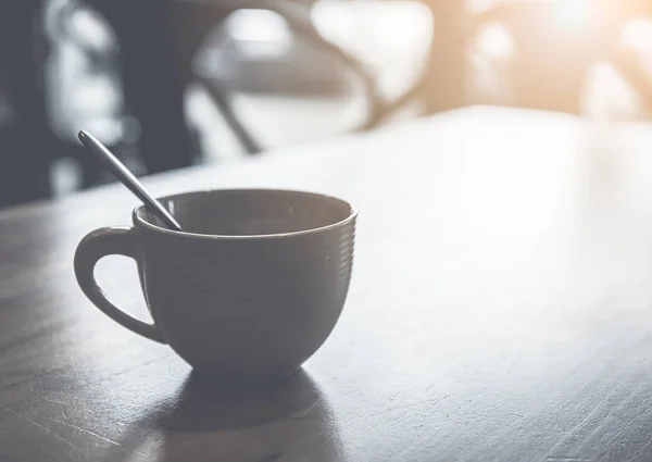 Kaffekoppen på bordet i kafé. — Stockfoto