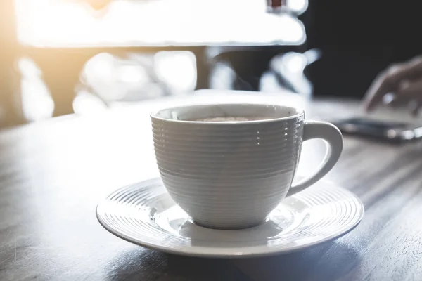 Taza de café en la mesa en la cafetería . —  Fotos de Stock