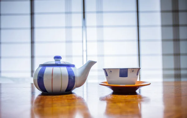 Oală de ceai și ceașcă stil japonez pe masă de lemn . — Fotografie, imagine de stoc