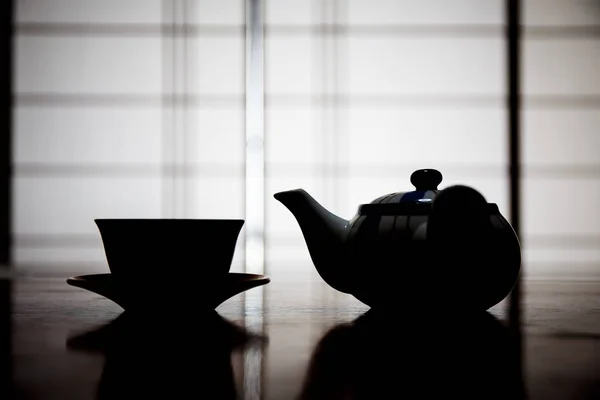 Panela de chá e xícara de estilo japão na mesa de madeira . — Fotografia de Stock