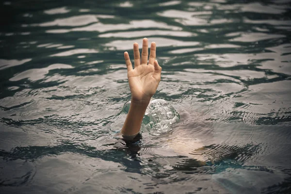 Afogando as pessoas levantam as mãos para ajudar na piscina . — Fotografia de Stock