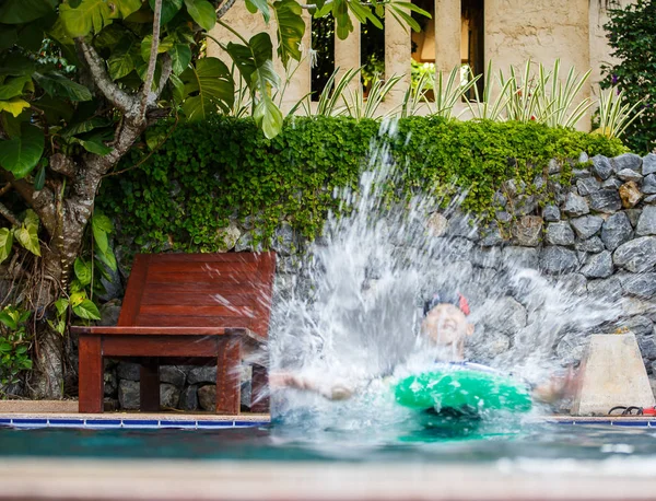 Menino nadando pela imagem de borrão da piscina . — Fotografia de Stock