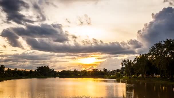 Lapso de tempo: O sol se põe sobre o lago . — Vídeo de Stock