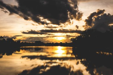 Manzara günbatımı Park göl üzerinde.