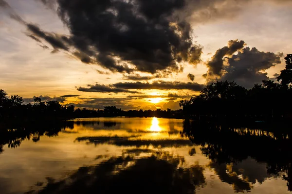 Manzara günbatımı Park göl üzerinde.