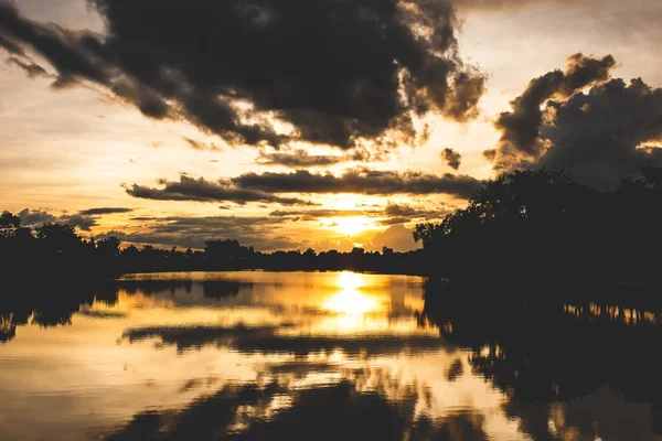 Manzara günbatımı Park göl üzerinde.