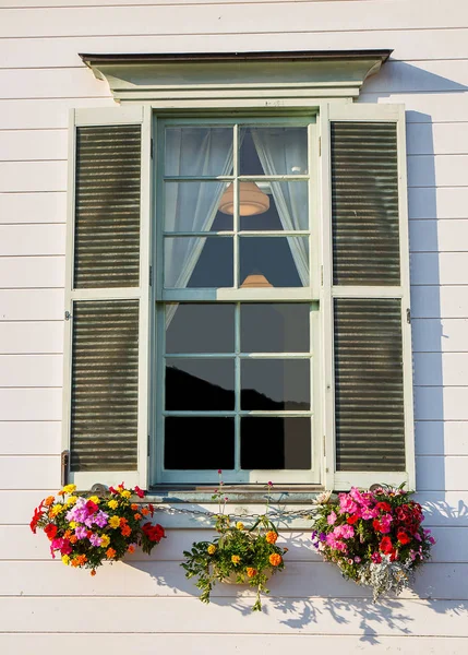 Деревянное окно с цветочным горшком . Стоковое Изображение