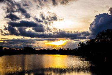 Manzara günbatımı Park göl üzerinde.