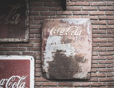 Bangkok-Tayland, Eylül 3,2017: eski durum duvar Coca Cola logosu Müzesi Ban Bang Khen Bangkok Tayland.