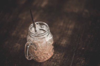 Bir bardak soğuk süt masaya yemiş oldu.