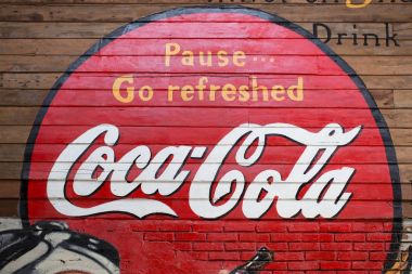 Bangkok-Tayland, Eylül 3,2017: eski durum duvar Coca Cola logosu Müzesi Ban Bang Khen Bangkok Tayland.