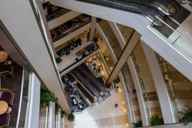 Yüksek açı fotoğraf alışveriş merkezi içinde.