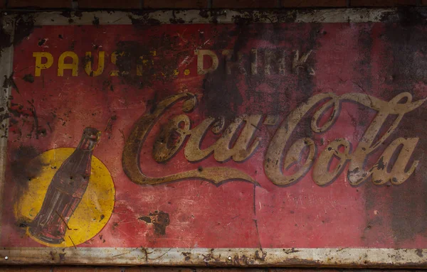 Bangkok-Thailand, September 3,2017: oude voorwaarde vintage muur van Coca-Cola logo in museum Ban Bang Khen in Bangkok Thailand. — Stockfoto