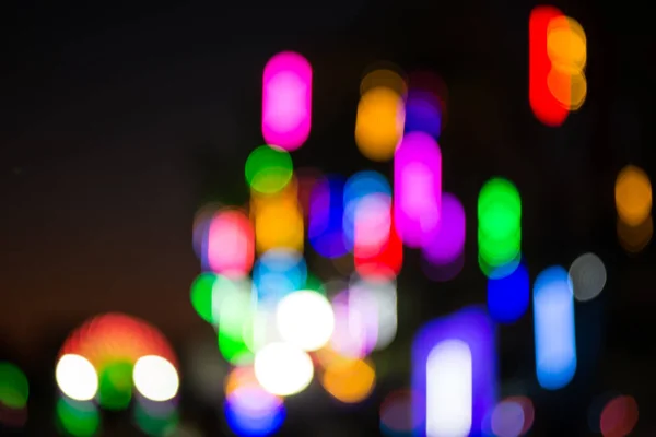 Luces borrosas en el fondo nocturno . —  Fotos de Stock