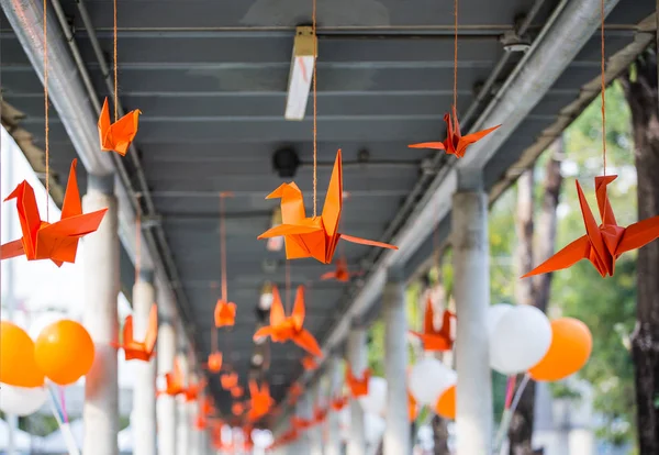 Naranja pájaro de papel es colgado por una cuerda . — Foto de Stock