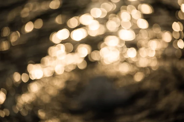 Bokeh aus Licht, das auf Wasser reflektiert wird. — Stockfoto