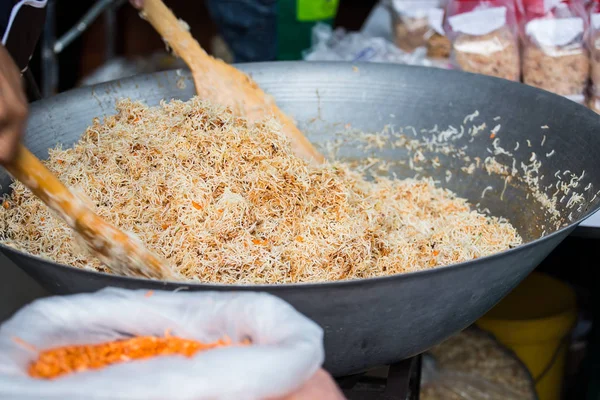 Pour faire des nouilles de riz croustillantes mélangées en Thaïlande . — Photo