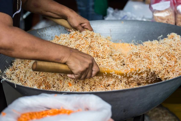 Pour faire des nouilles de riz croustillantes mélangées en Thaïlande . — Photo