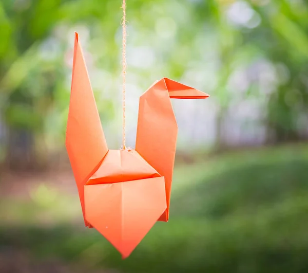 Naranja pájaro de papel es colgado por una cuerda . — Foto de Stock