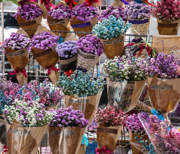 市場での花の花束. — ストック写真