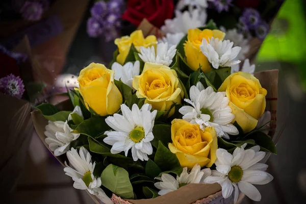 Amarelo rosa buquê de flores no mercado . — Fotografia de Stock