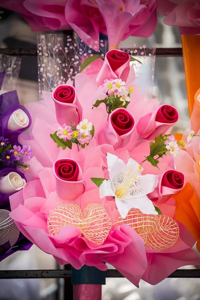Ροζ τριαντάφυλλα σε μπουκέτο λουλουδιών. — Φωτογραφία Αρχείου