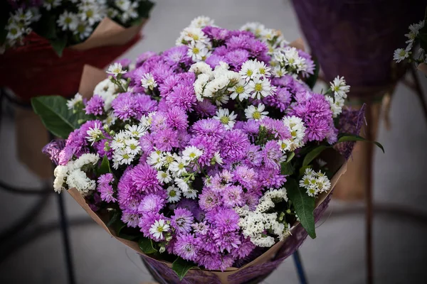 Μπουκέτο λουλουδιών στην αγορά. — Φωτογραφία Αρχείου