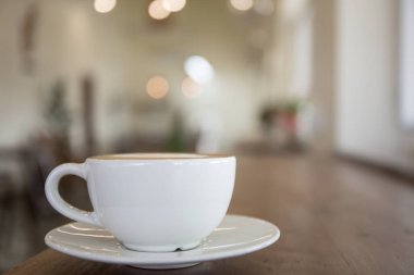 Mağazadaki beyaz kahve fincanı.