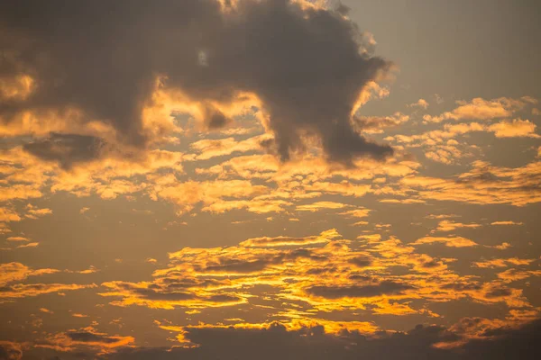 Abendwolken und goldene Sonne. — Stockfoto