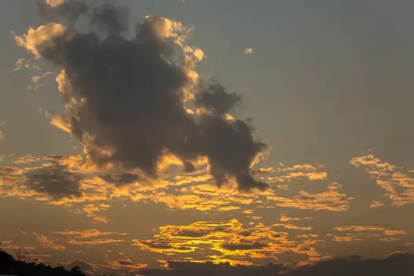 Abendwolken und goldene Sonne. — Stockfoto