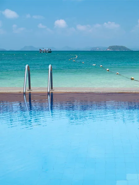 Piscina e mare — Foto Stock