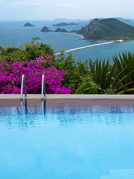 Swimming pool and island in gulf — Stock Photo, Image