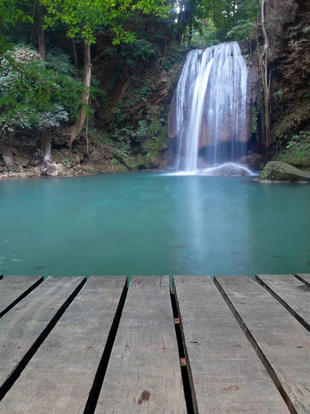 Passerella con cascata Erawan — Foto Stock