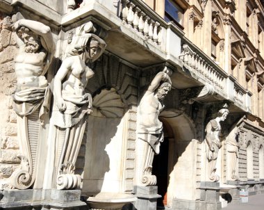 Saint Petersburg'da binanın tarihi heykeller