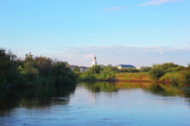 Nehir, kıyı ve gökyüzü
