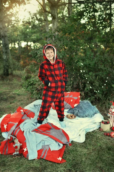 Ребенок в постели в пижаме — стоковое фото