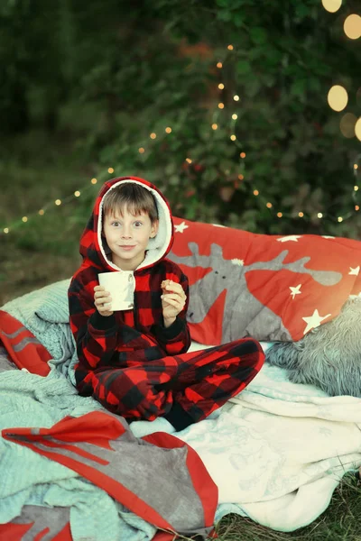 Jongen in een rood pak — Stockfoto