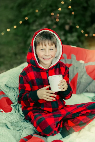 Jongen in een rood pak — Stockfoto