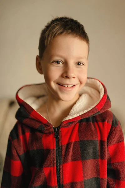 Jongen in een rode jas met capuchon — Stockfoto