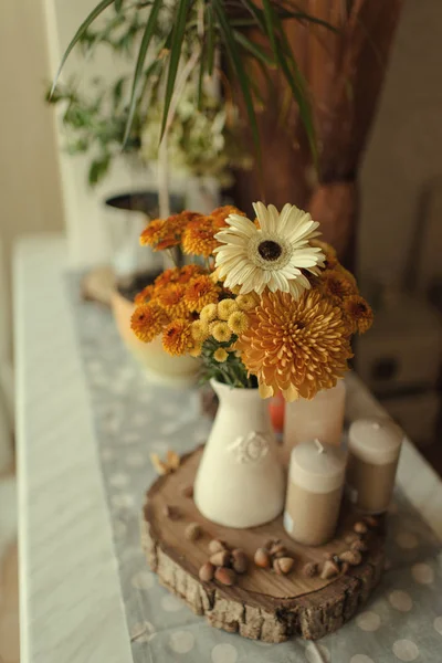 Осенний натюрморт цветы и свечи — стоковое фото