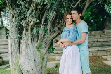 Genç çift kucaklayan kamp