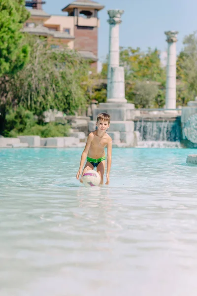 少年は水のボールで再生します。 — ストック写真