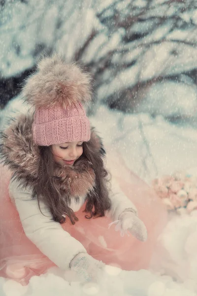 Snowy winter en een meisje in een cap — Stockfoto