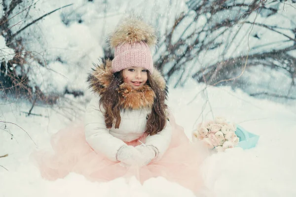 Snörik vinter och en flicka i en mössa — Stockfoto