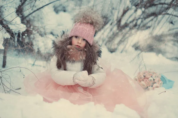 Snörik vinter och en flicka i en mössa — Stockfoto